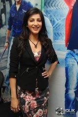 Shruti Haasan at Ramayya Vastavayya Press Meet